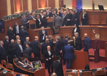 Tensionet në Kuvend, PS propozon përjashtimin e 30 deputetëve të PD-së