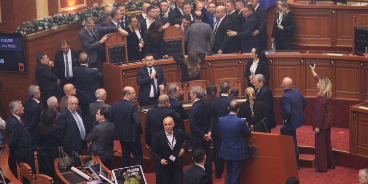 Tensionet në Kuvend, PS propozon përjashtimin e 30 deputetëve të PD-së