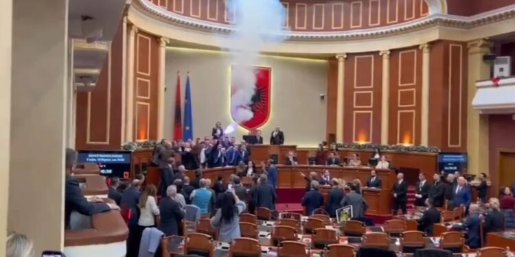 Tensionet rriten në Kuvend: Albana Vokshi provokon dhe Garda ndërhyn.