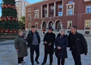 Thirrjet në rrjetet sociale nuk ndihen në fakt: Protesta në Durrës me numër të ulët pjesëmarrësish, 6 vite pas tërmetit, familjet ende pa streha