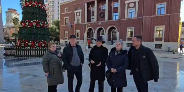 Thirrjet në rrjetet sociale nuk ndihen në fakt: Protesta në Durrës me numër të ulët pjesëmarrësish, 6 vite pas tërmetit, familjet ende pa streha