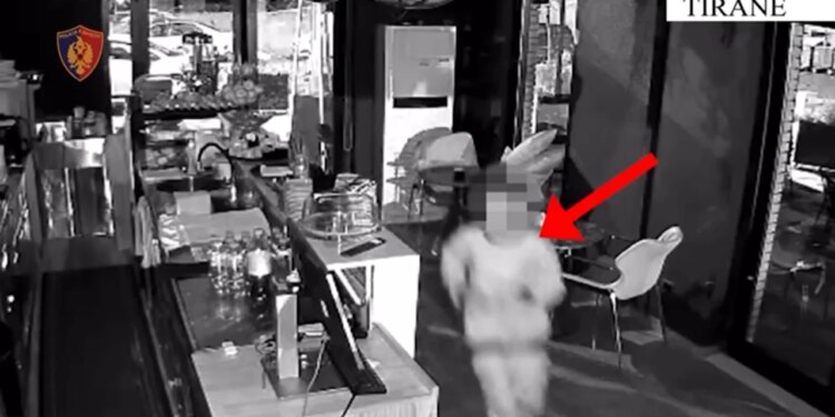 Tiranë: Arrestohet një i ri pasi detyroi një 13-vjeçar të vjedhë; në posedim kishte armë, uniforme policie dhe para.