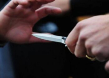 Titulli: Ngjarje e rëndë në Sarandë: Sherr mes nxënësve në shkollën 9-vjeçare, një 13-vjeçar godet me mjet prerës një tjetër të mitur.