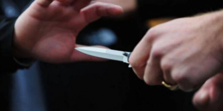 Titulli: Ngjarje e rëndë në Sarandë: Sherr mes nxënësve në shkollën 9-vjeçare, një 13-vjeçar godet me mjet prerës një tjetër të mitur.