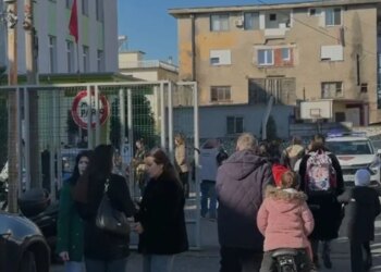 Titulli i Rishkruar: 
Ngjarje e fundit: Tre persona të plagosur në Shkodër, reagon policia: dy vëllezër të involvuar 
Shkodër/ Informacion paraprak: Rreth orës 11:10, në lagjen “Kongresi i Permetit”, dyshohet se ka ndodhur një konflikt për motive të dobëta në rrugë, ku janë përfshirë shtetasi A. K. dhe dy vëllezërit, F. Th. dhe K. Th., të cilët kanë përdorur mjete prerëse. Të tre ata janë dërguar në spital për trajtim, por janë jashtë rrezikut për jetën. Grupi hetimor po heton më tej...