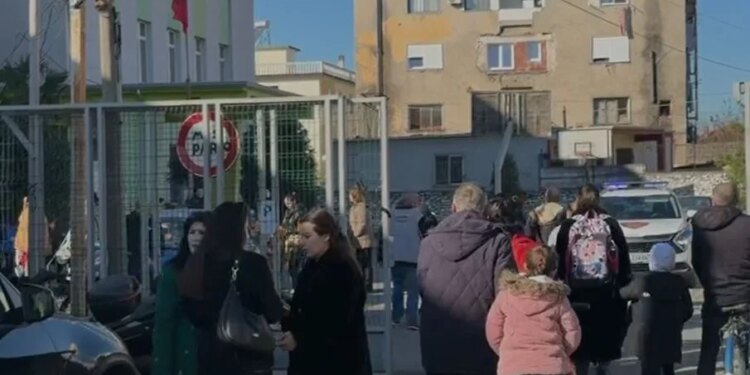 Titulli i Rishkruar:
Ngjarje e fundit: Tre persona të plagosur në Shkodër, reagon policia: dy vëllezër të involvuar
Shkodër/ Informacion paraprak: Rreth orës 11:10, në lagjen “Kongresi i Permetit”, dyshohet se ka ndodhur një konflikt për motive të dobëta në rrugë, ku janë përfshirë shtetasi A. K. dhe dy vëllezërit, F. Th. dhe K. Th., të cilët kanë përdorur mjete prerëse. Të tre ata janë dërguar në spital për trajtim, por janë jashtë rrezikut për jetën. Grupi hetimor po heton më tej...
