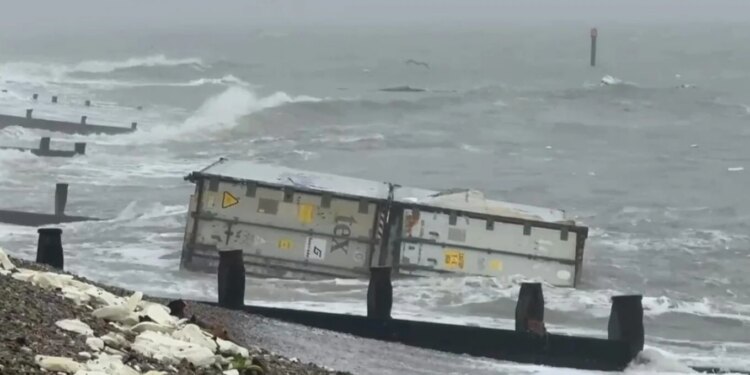 Tonelata e mjeteve në brigjet britanike, autoritetet: Mos i konsumoni ato