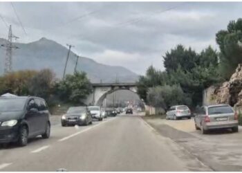 Trafiku i rënduar fillon fundjavën, pjesërisht i bllokuar aksi Tiranë-Elbasan  
Me nisjen e fundjavës, shumë qytetarë po udhëtojnë drejt juglindjes për të kaluar pushimet, duke shkaktuar rritje të trafikut.