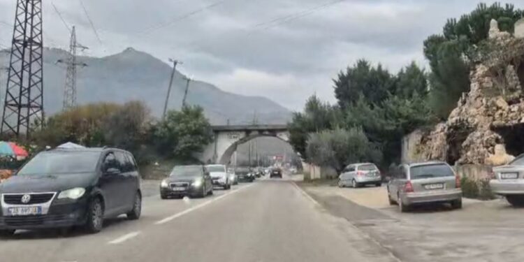 Trafiku i rënduar fillon fundjavën, pjesërisht i bllokuar aksi Tiranë-Elbasan  
Me nisjen e fundjavës, shumë qytetarë po udhëtojnë drejt juglindjes për të kaluar pushimet, duke shkaktuar rritje të trafikut.