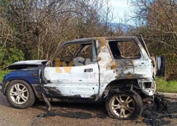 Tragjedi në Greqi: Një individ humb jetën në flakët e makinës, ndërkohë që shtëpia e tij shpërthen në zjarr