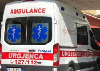 Tragjedia në Tiranë: 34-vjeçari ndërron jetë me armë prerëse brenda shtëpisë së tij