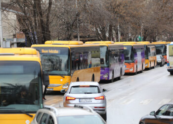 Transportuesit privatë dhe ata të Trafikut Urban do të vendosin sonte nëse do të rikthehen në punë nesër.