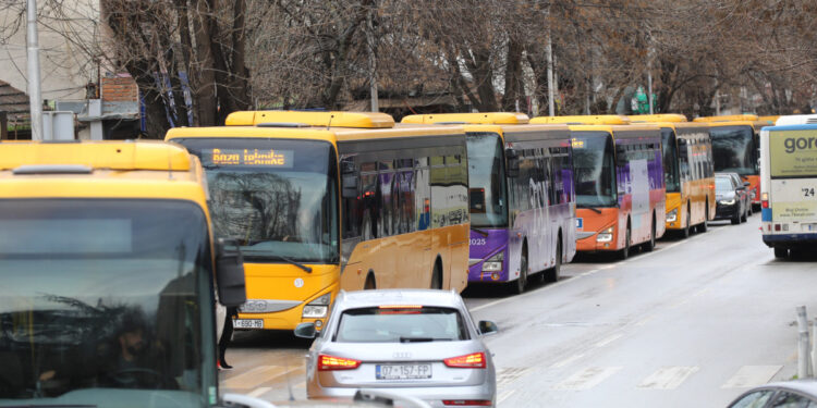 Transportuesit privatë dhe ata të Trafikut Urban do të vendosin sonte nëse do të rikthehen në punë nesër.
