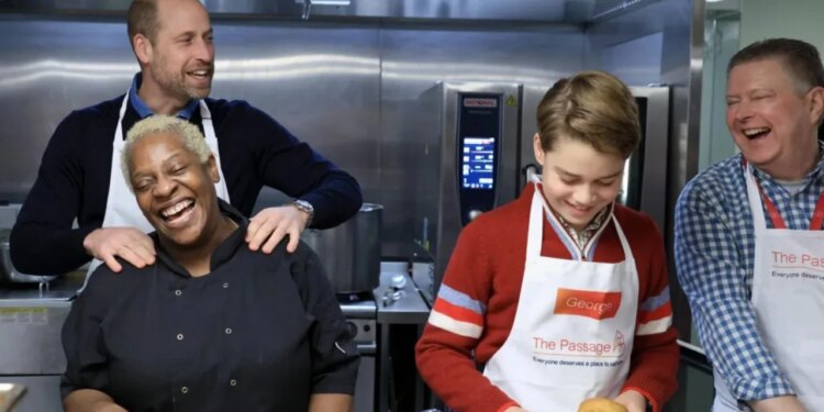 Tre breza në ndihmë të atyre që kanë nevojë: George i bashkohet babait, Princit William, për përgatitjen e vakteve për të pastrehët në Londër.