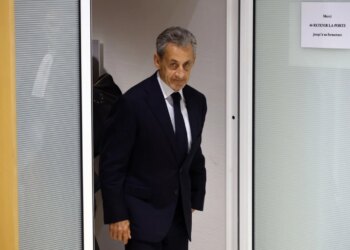 “U luta të duroja”: Libri i Sarkozisë tregon 20 ditët e tij në burg, ku e befasoi mungesa e ngjyrave dhe dominimi i grisë.