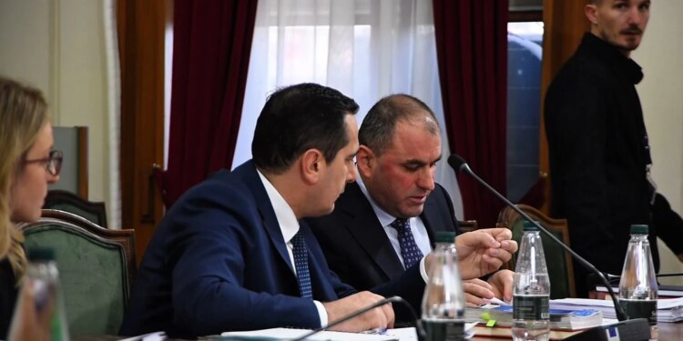 USB dhe SPAK, 10 mijë dokumente për Ballukun, avokati i zv.kryeministres kërkon 3 javë; Prokurori: 5 ditë janë të mjaftueshme.