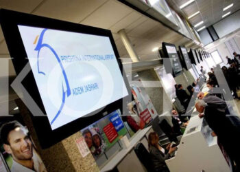 Udhëtari në Aeroportin e Prishtinës zbulohet me 9 mijë funta, disa prej tyre të fshehura në çorape.