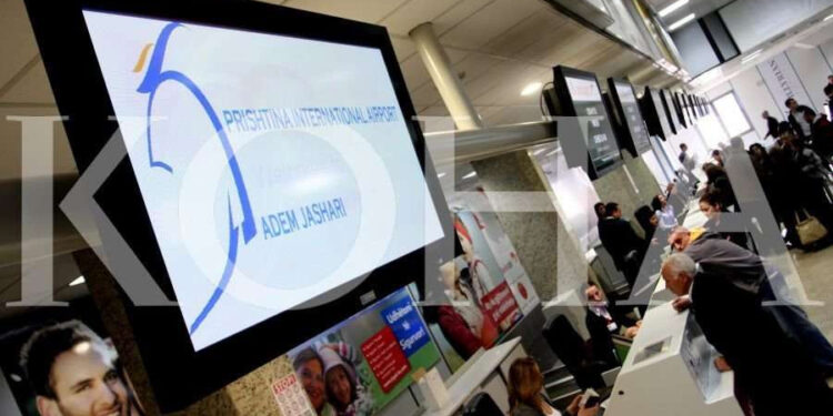 Udhëtari në Aeroportin e Prishtinës zbulohet me 9 mijë funta, disa prej tyre të fshehura në çorape.