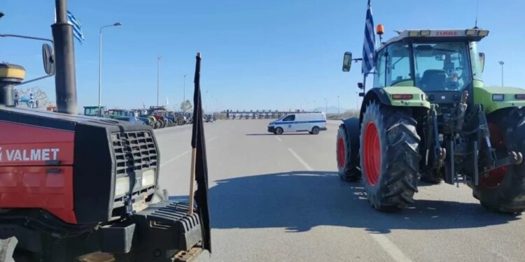 VIDEO/ Batalioni i fermerëve përpiqet të rrethojë furgonin e policisë, përleshje të ashpra në Greqi