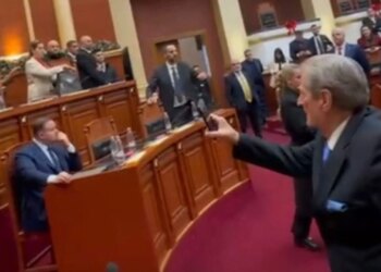 VIDEO/ Berisha filmon përplasjet në Kuvend: "Larg duarve kriminale nga Taulant Balla"