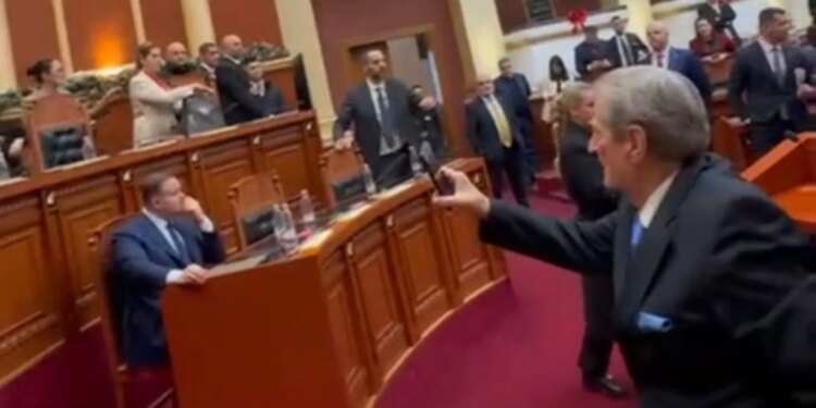 VIDEO/ Berisha filmon përplasjet në Kuvend: "Larg duarve kriminale nga Taulant Balla"