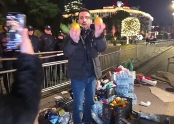 VIDEO/ Lapaj ironizon Kryeministrinë me fruta dhe shishe uji: Ja si paraqiten bombat molotov dhe raketat e qytetarëve.