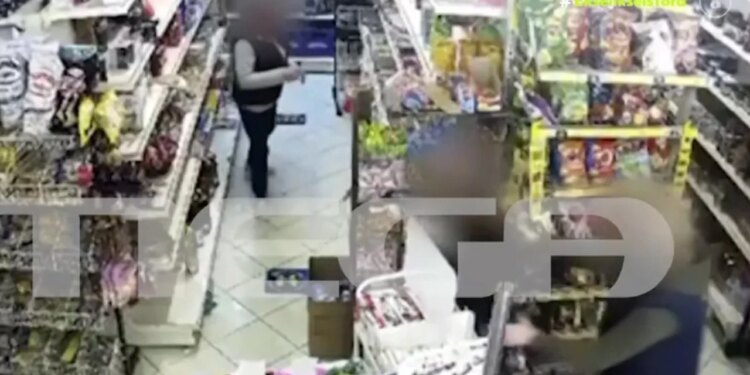 VIDEO: Momente të rëndë, shqiptari godet me thikë ish-gruan e tij në Greqi; 50-vjeçarja kërkon ndihmë në supermarket.