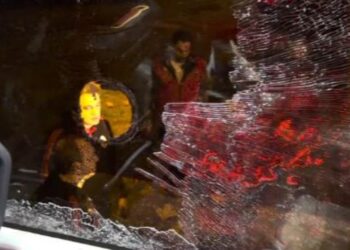 VIDEO / Skandal në Turqi, huliganët godasin me gurë dhe shkatërrojnë autobusin e Galatasaray-t