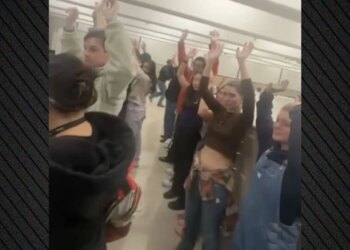 VIDEO/ Të vdekur dhe disa të plagosur, momentet e panikut në Universitetin Brown, Policia ndihmon studentët që ishin fshehur në bibliotekë.