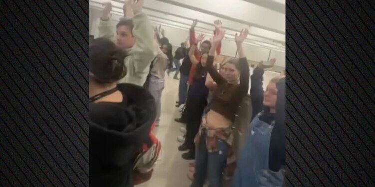 VIDEO/ Të vdekur dhe disa të plagosur, momentet e panikut në Universitetin Brown, Policia ndihmon studentët që ishin fshehur në bibliotekë.