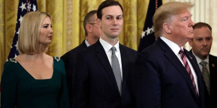 Vajza e Donald Trump shpërndan një foto, ja librat që po studion për të mësuar rreth Shqipërisë dhe Ballkanit.