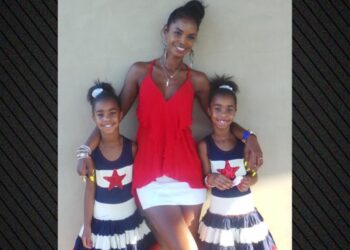 Vajzat binjake të Diddy-t nderojnë nënën e tyre: "Ti do të jesh gjithmonë me ne"