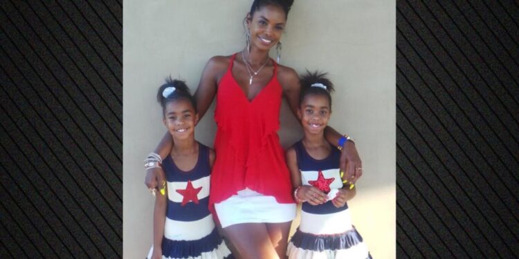 Vajzat binjake të Diddy-t nderojnë nënën e tyre: "Ti do të jesh gjithmonë me ne"