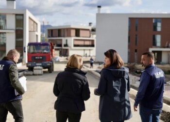 Verifikimi i lejeve ndërtimore: Ministrja Koçiu inspekton Farkën me qëllim përmirësimin e standardeve dhe mbrojtjen e qytetarëve.