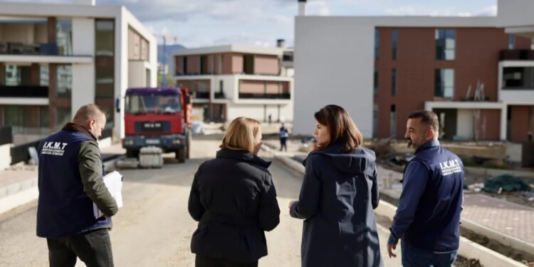 Verifikimi i lejeve ndërtimore: Ministrja Koçiu inspekton Farkën me qëllim përmirësimin e standardeve dhe mbrojtjen e qytetarëve.