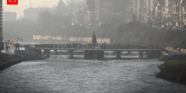 Veriu dhe jugu i Mitrovicës bashkohen me një urë të re (fotogaleri)