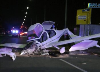 Video/ Avioni me një motor bën ulje emergjente dhe përfundon në rrugë në Gjermani