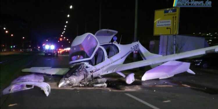 Video/ Avioni me një motor bën ulje emergjente dhe përfundon në rrugë në Gjermani