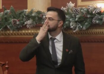 Video/ Avokati i Popullit në mes të kaosit në Kuvend, Endrit Shabani i jep një përshëndetje me dy gishta lart opozitës