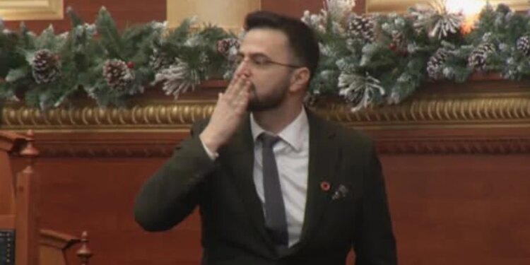 Video/ Avokati i Popullit në mes të kaosit në Kuvend, Endrit Shabani i jep një përshëndetje me dy gishta lart opozitës