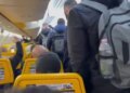 Video/ Incident pashoq, përplasje e dhunshme mes tifozëve dhe lojtarëve të skuadrës italiane në ajër