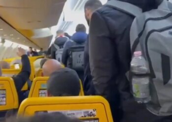 Video/ Incident pashoq, përplasje e dhunshme mes tifozëve dhe lojtarëve të skuadrës italiane në ajër