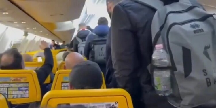 Video/ Incident pashoq, përplasje e dhunshme mes tifozëve dhe lojtarëve të skuadrës italiane në ajër