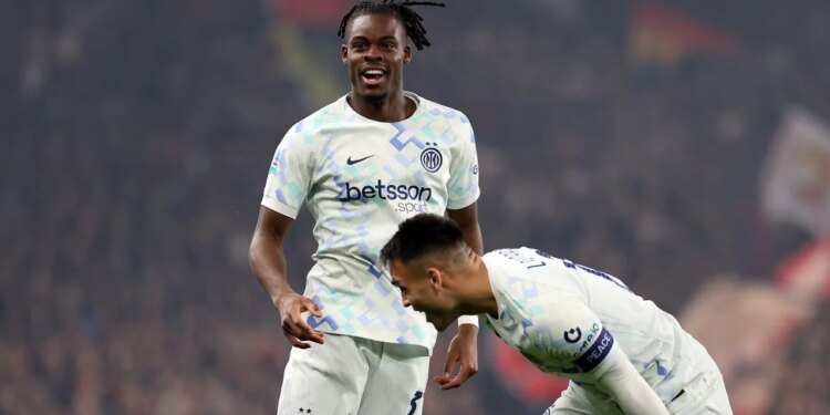 Video: Inter triumfon në transfertë, zikaltrit mposhtin skuadrën e De Rossit dhe ngjiten në krye të Serie A