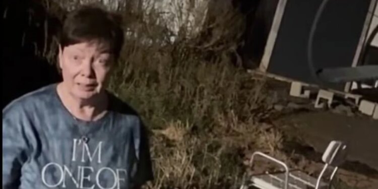 Video/ "Kam frikë": Njerka e ndalon vajzën 22-vjeçare me aftësi të kufizuara në kafazin e qenit, fqinji shpëton situatën si ‘hero’