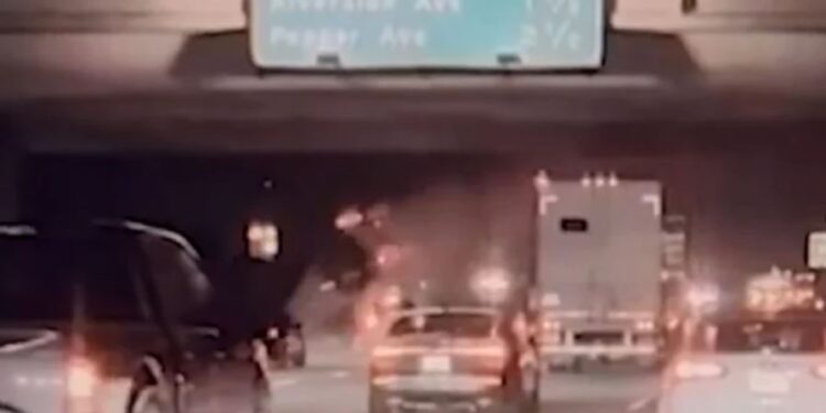 Video: Kamioni "fluturon" mbi autostradë dhe përplas një automjet tjetër në Kaliforni