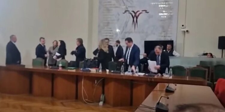 Video/ "Kur do të organizosh mbledhjen tjetër?" Berisha shpërndan pamjet nga debati mes Bardhit dhe Peleshit në 'Mandatet'