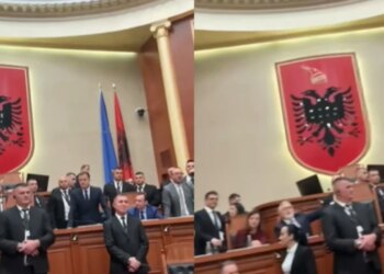 Video: "O doktor, shiko si duket bukur kur qeverisni me ne," deputeti i PS publikon pamjet nga sherri në Parlament.