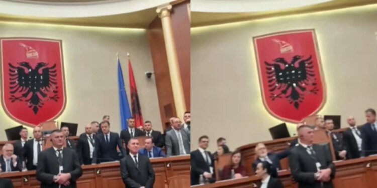 Video: "O doktor, shiko si duket bukur kur qeverisni me ne," deputeti i PS publikon pamjet nga sherri në Parlament.