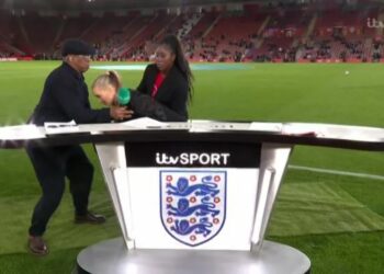 Video/ Panik në fushë, moderatorja sportive humbet ndjenjat gjatë transmetimit në të drejtpërdrejtë. Si është gjendja e saj tani?